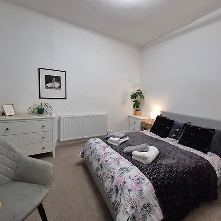 Stylish And Bright Flat In London N8 Turnpike Lane - Piccadilly Line Appartement Buitenkant foto