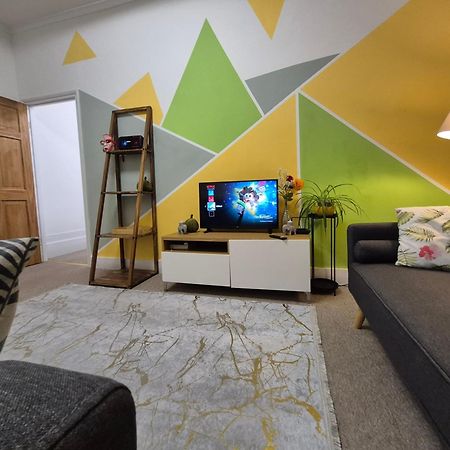 Stylish And Bright Flat In London N8 Turnpike Lane - Piccadilly Line Appartement Buitenkant foto