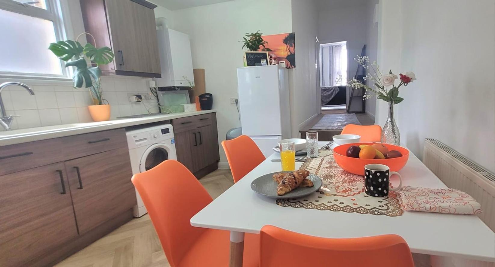 Stylish And Bright Flat In London N8 Turnpike Lane - Piccadilly Line Appartement Buitenkant foto